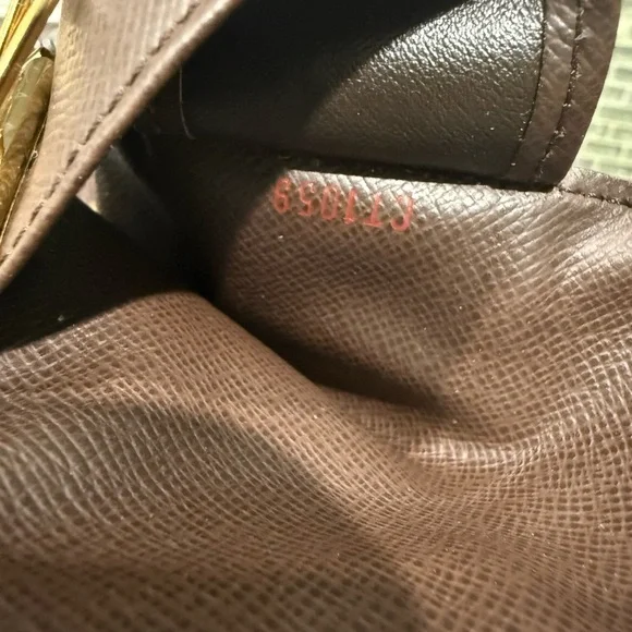 LOUIS VUITTON Damier Keyholder - Picture 7 of 10